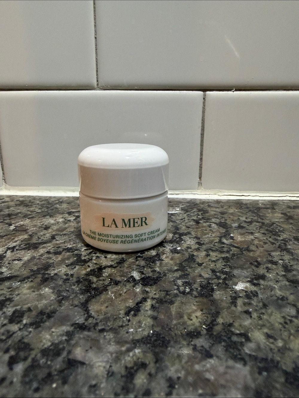 La Mer Moisturizing Cream Jar — White with Green Logo